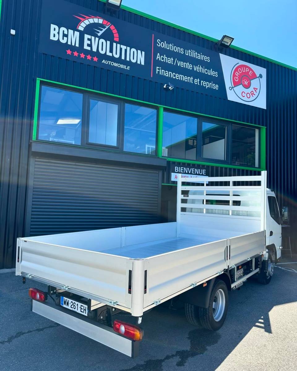 Camion plateau Mitsubishi Fuso Canter à Manosque 04