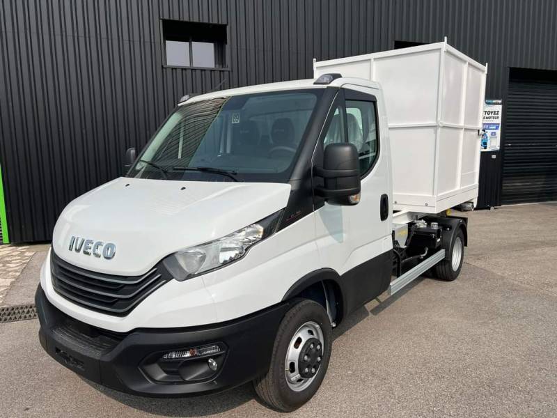 VEHICULE UTILITAIRE ASPIRATEUR A FEUILLE BRAS HYDRAULIQUE