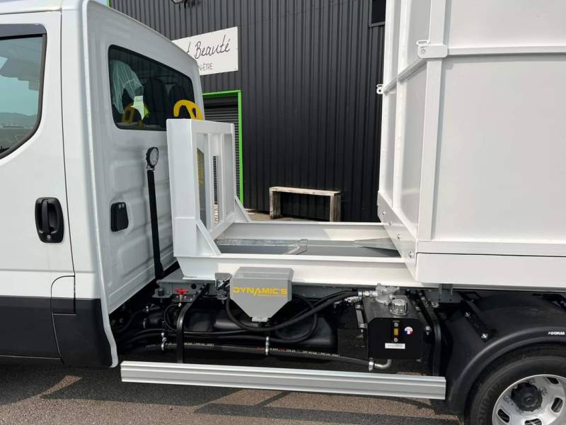 VEHICULE UTILITAIRE ASPIRATEUR A FEUILLE BRAS HYDRAULIQUE