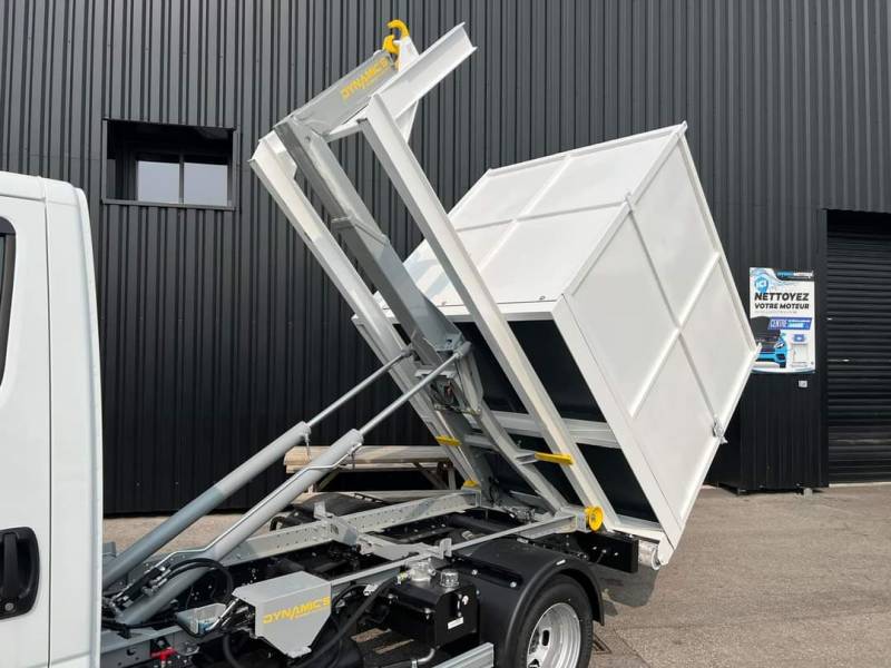 VEHICULE UTILITAIRE ASPIRATEUR A FEUILLE BRAS HYDRAULIQUE