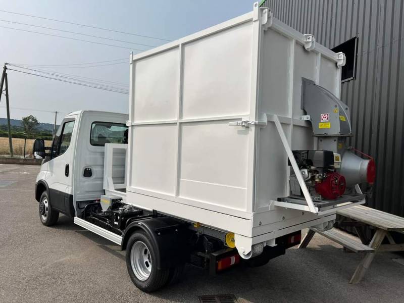 VEHICULE UTILITAIRE ASPIRATEUR A FEUILLE BRAS HYDRAULIQUE