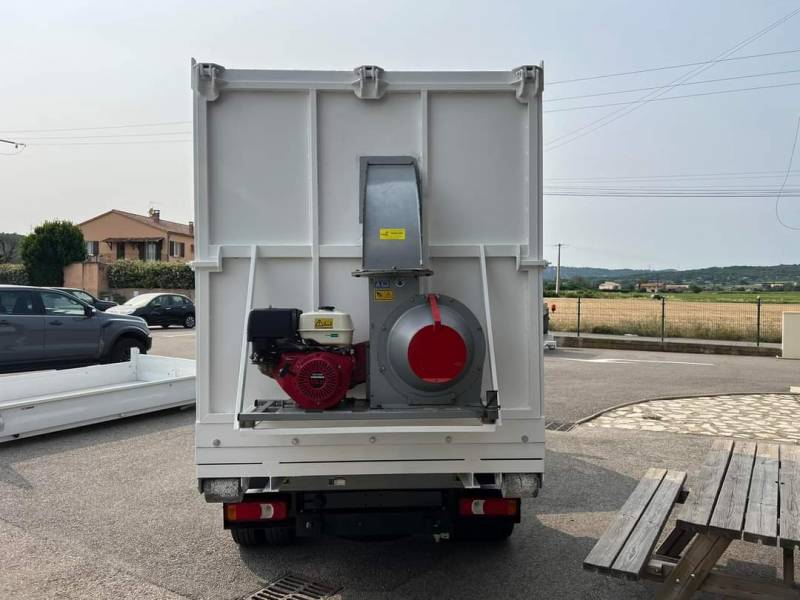 VEHICULE UTILITAIRE ASPIRATEUR A FEUILLE BRAS HYDRAULIQUE