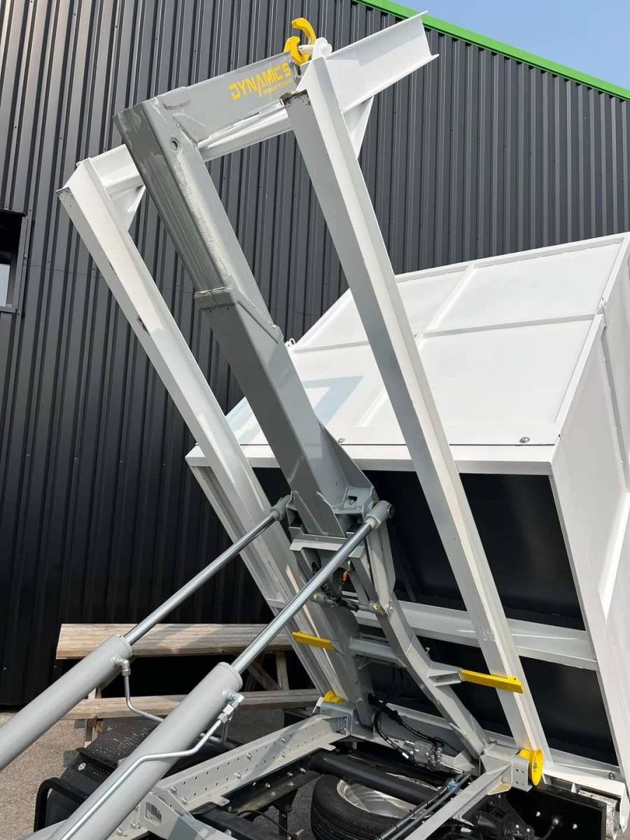 VEHICULE UTILITAIRE ASPIRATEUR A FEUILLE BRAS HYDRAULIQUE