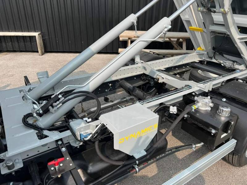 VEHICULE UTILITAIRE ASPIRATEUR A FEUILLE BRAS HYDRAULIQUE