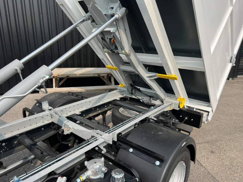 VEHICULE UTILITAIRE ASPIRATEUR A FEUILLE BRAS HYDRAULIQUE