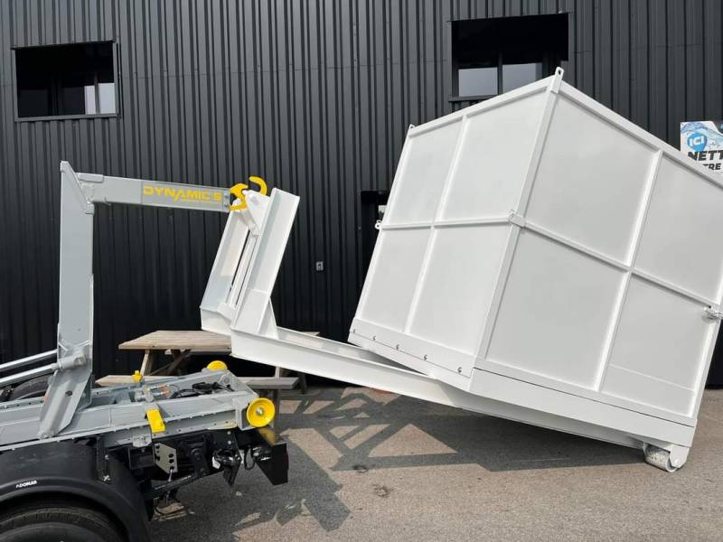 VEHICULE UTILITAIRE ASPIRATEUR A FEUILLE BRAS HYDRAULIQUE