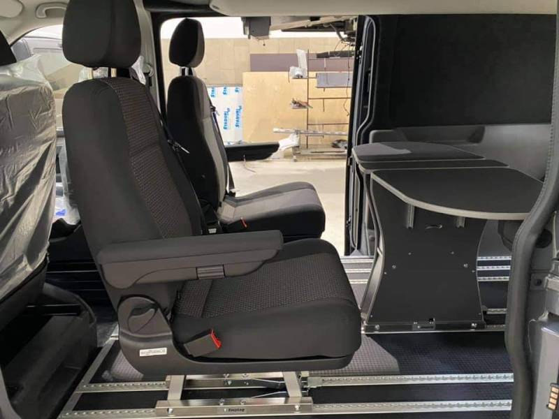 Création d'un bureau mobile dans un fourgon à Manosque 04