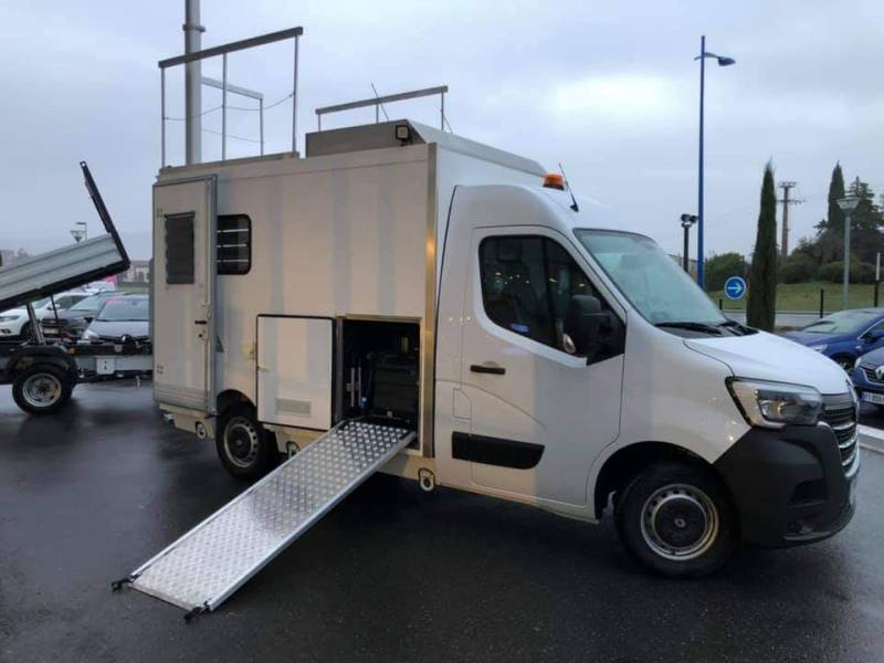PROTOTYPE DE VEHICULE BUREAU POUR UNE SOCIETE CELEBRE