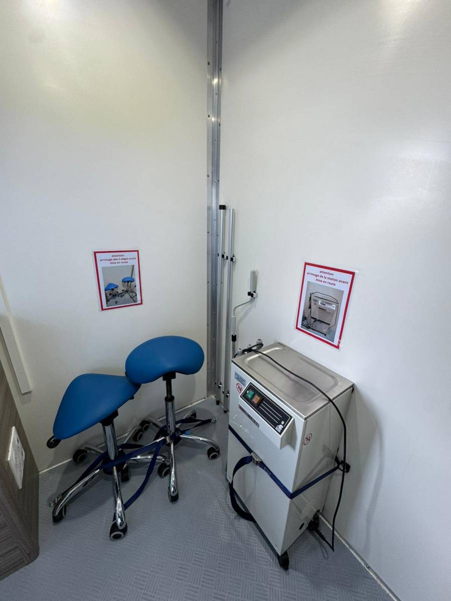 Pose de matériel médical dans un médicobus 