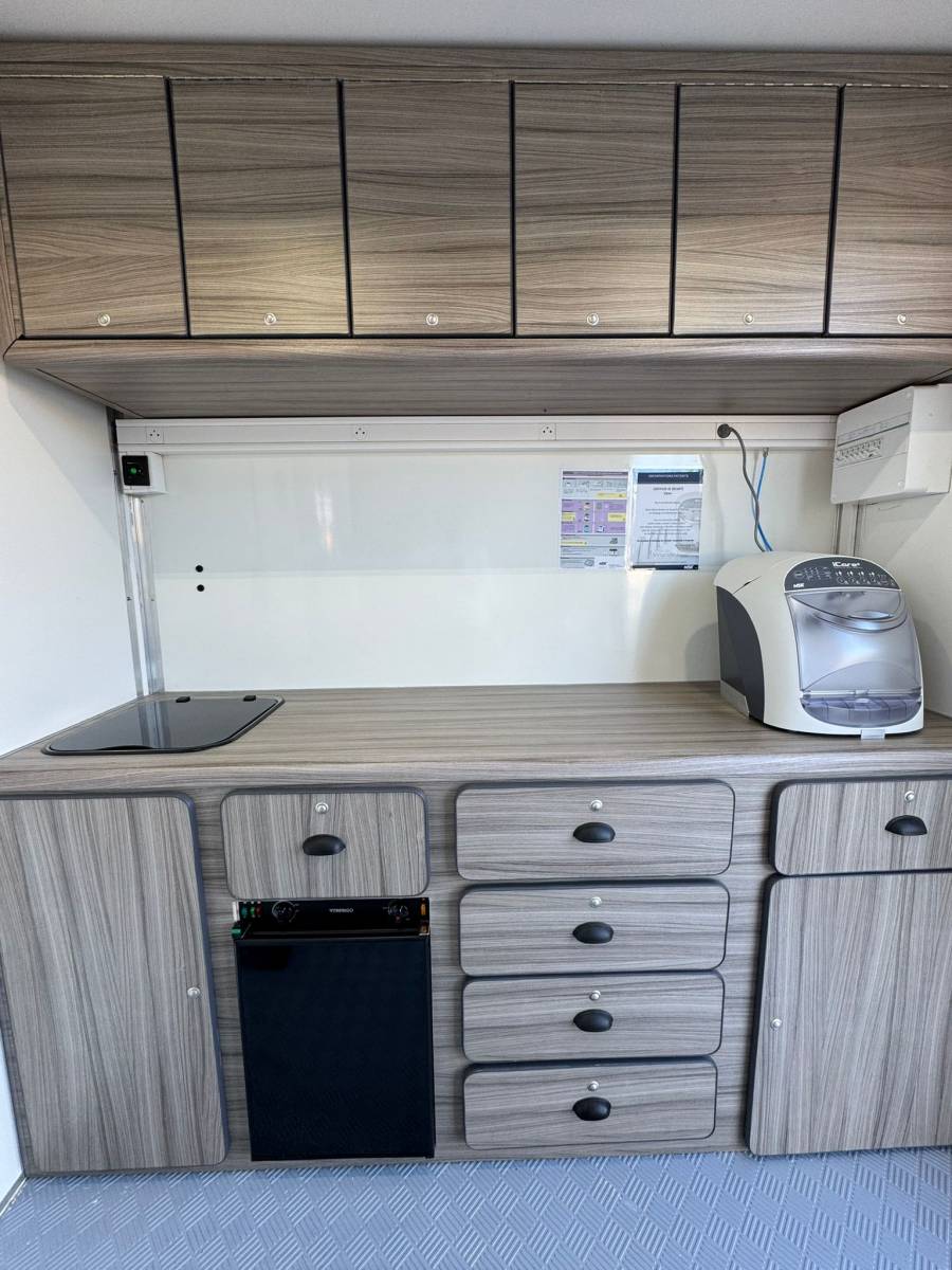 Pose de meubles sur mesure pour la transformation d'un renault master en médicobus dans la région paca 