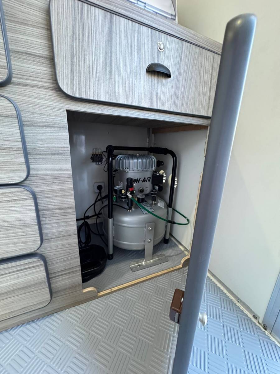 Transformation d'un renault master en médicobus dans les Alpes Maritimes 04