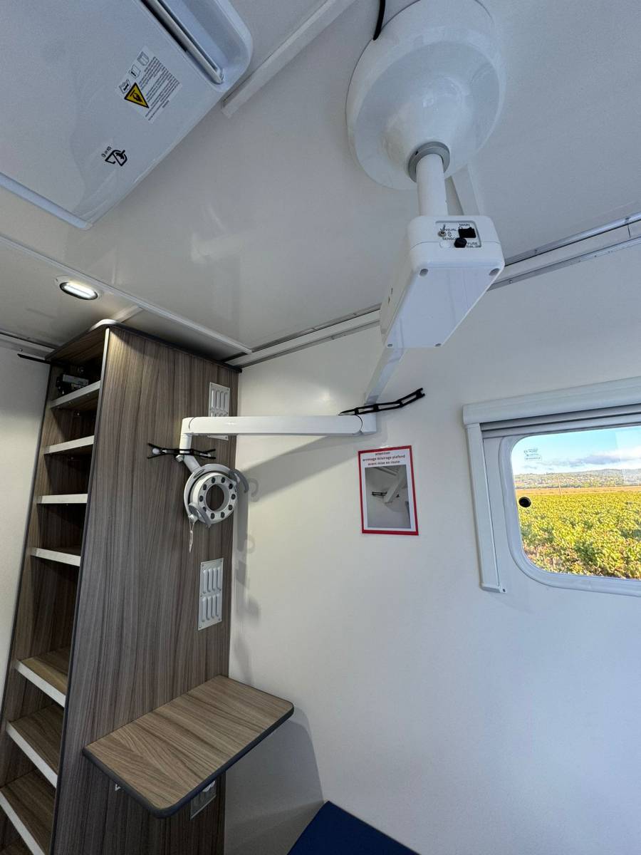 Installation équipement médical dans un renault master aménagé en médicobus dans la région paca 